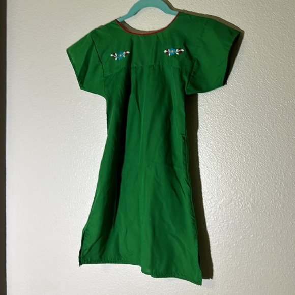 Little girl size 6 Mexican embroidered green dress - Picture 5 of 6